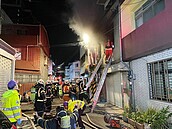 桃園透天民宅暗夜大火　3人嗆傷屋主跳下2樓求救