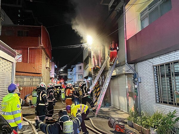 桃園市中壢一棟3樓透天民宅凌晨起火，消防員搶救2樓受困主母親，屋主3人嗆傷。記者曾增勳／翻攝