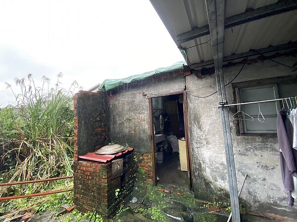 這幾天寒流來襲,老翁在露天的情況下,以柴火燒熱水洗澡,天行者修屋並裝淋浴間、熱水器送暖。圖/李昌萬提供