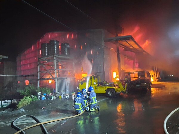 新北市八里區下罟子海邊昨晚發生鐵皮廠房大火,其中包括朱宗慶打擊樂團倉庫,儲存貨物幾乎皆已付之一炬。圖/新北市議員陳家琪服務處提供