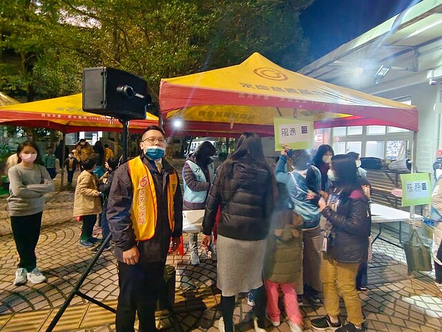 臺北市文山區力行國小舉行歲末聯歡晚會，在寒冬中永慶房屋化身最暖心的小幫手，在服務台服務師生與家長，讓他們有個歡樂的聖誕時光。