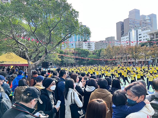 台北市大安區建安國小高年級學生大會操表演，展現青春活力。