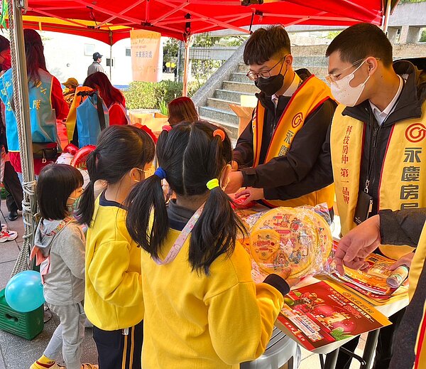 永慶房屋化身校園的好幫手,集結永慶夥伴們提供人力和活動物資,讓學生們在校慶有個快樂的回憶。圖/永慶房產集團提供
