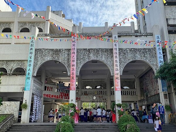 臺北市立東湖國中33週年校慶，全體師生和家長一同歡慶。（圖／內湖樂生活Ｘ有你有我）