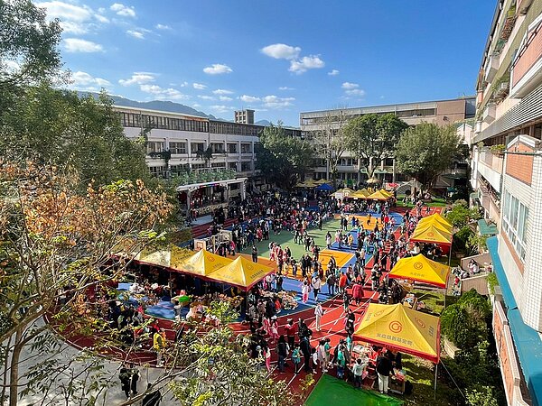 新北市新店區雙城國小第59周年校慶規劃愛心園遊會市集,開外校外民眾參與,永慶房屋贊助學校帳篷,幫助學校活動進行順利。圖/永慶房產集團提供