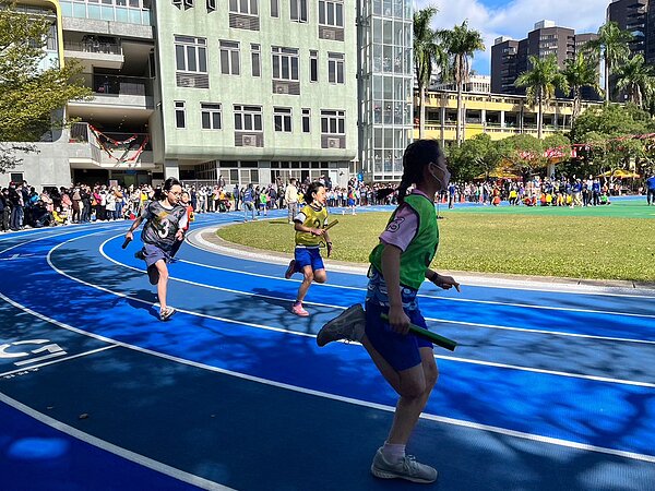 台北市大安區建安國小高年級學生在全新的跑道上進行大隊接力,各班學生展現身手將跑出最佳的成績。圖/永慶房產集團提供