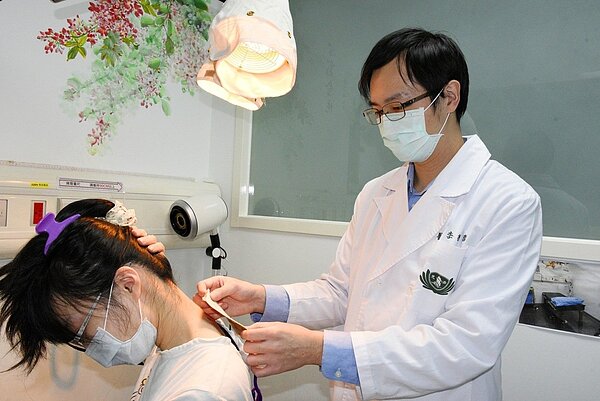 嘉義大林慈濟醫院中醫部總醫師李杭哲建議,民眾不妨接受中醫的三九貼,減輕季節轉換產生的過敏情況。圖/大林慈濟醫院提供