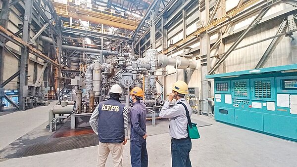 中油林園廠新三輕工場26日清晨5時傳出製程異常,導致廢氣燃燒塔不時有火光、黑煙冒出。高雄市環保局獲報派員到場監測,表示將依空污法32條逕行告發處分,處以新台幣10萬到500萬元罰鍰。(高雄市環保局提供/崔正綱高雄傳真)