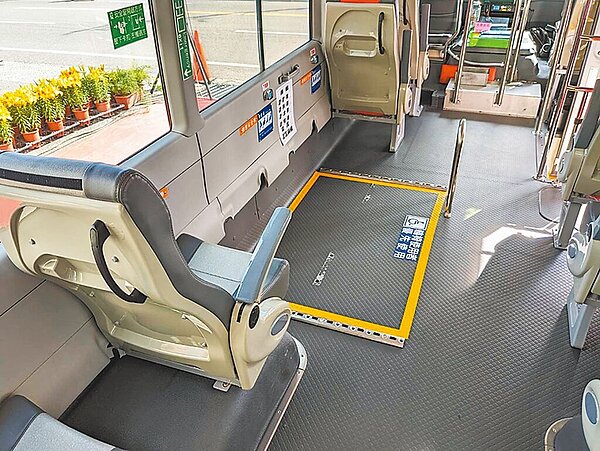 台中客運發生公車駕駛辱罵長者，之後又毆打乘客的事件，台中市交通局開罰3萬並扣點懲處。圖為發生事件的同款式公車。（台中市交通局提供）