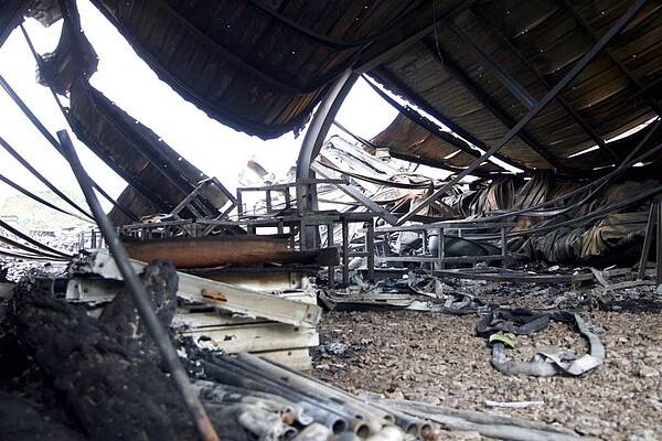 25日晚間八里工廠大火波及朱宗慶打擊樂團倉庫。(擊樂文教基金會提供)