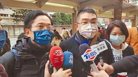 
基隆市長謝國樑（中）26日早上帶著基市交通處長王圳宏（左）及基市綜發處長林麗蟬（右）搭乘國道客運，了解通勤族需求。（張志康攝）
