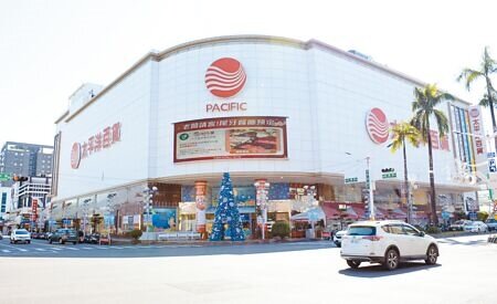 屏東太平洋百貨所在的中正路段,以每坪約55萬元,打敗恆春墾丁大街,成為屏東最高區段地價。(林和生攝)