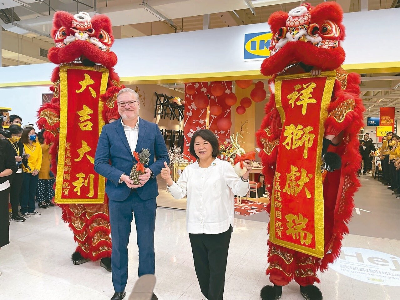 嘉義市長黃敏惠(右)、IKEA集團董事凌思卓昨天為IKEA嘉義城市店揭幕。記者林伯驊/攝影