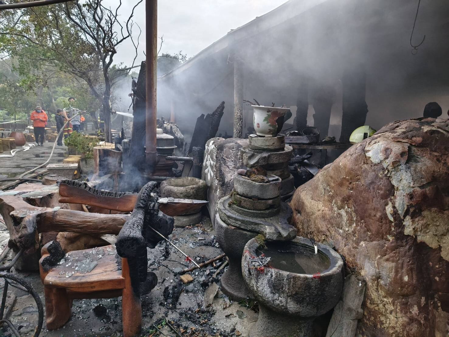 台東縣看夜景著名頂岩灣寒舍茶坊,昨下午4時許失火,損失慘重。記者卜敏正/攝影