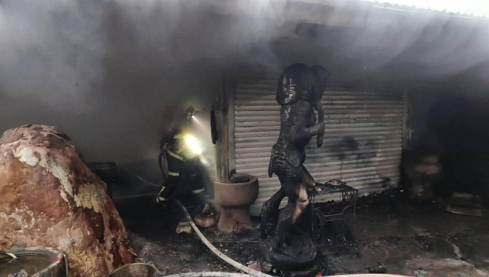 寒舍茶坊,昨下午4時許失火,損失慘重。記者卜敏正/攝影