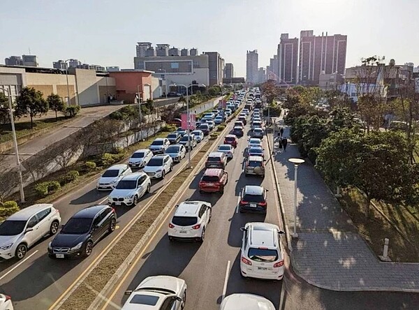 五月天桃園國際棒球場十周年演唱會，青埔地區爆車潮大塞車引起民怨批評。圖／取自臉書「我是青埔人」社群