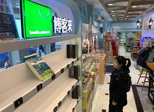 國內網路書店龍頭「博客來」因解僱一名年資20多年的李姓清潔工，遭疑是假承攬、真僱傭，勞資爭議一夜間「炎上」。圖／聯合報