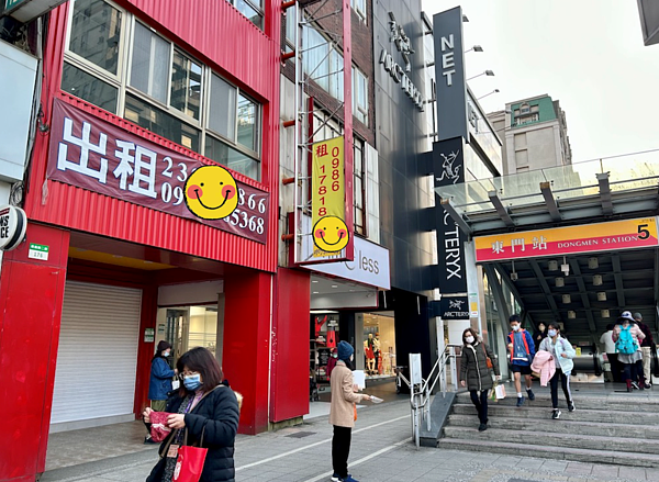 捷運東門站5號出口旁，頂呱呱撤離，店面招租。圖／好房網News記者蔡佩蓉攝影