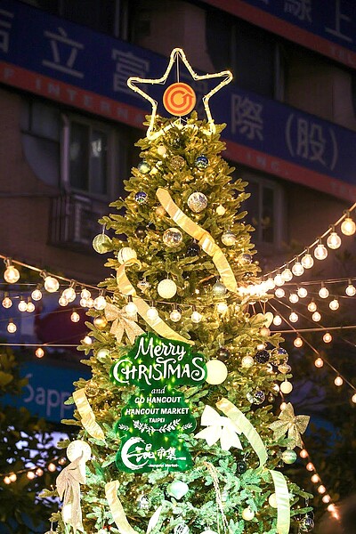 永慶房屋熱情響應「光台北•混東區 Merry Xmas」聖誕節點燈活動,贊助活動經費、提供活動帳篷及現場人力支援,做東區商圈的最佳幫手。圖/永慶房產集團提供