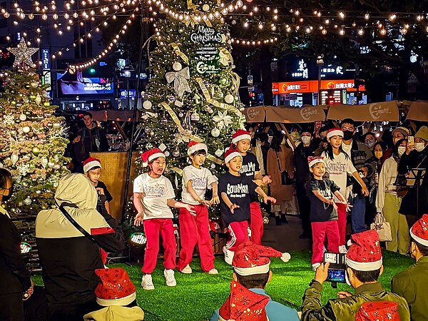 現場除了百攤好吃又好逛的聖誕市集外,還有SoulMan 兒童舞蹈教室的演出。圖/永慶房產集團提供