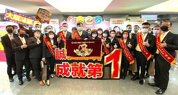 永慶不動產沈瑞吉店東團隊2022聯賣業績就高達3800萬元,幾乎是同業一間店的營業額。圖/永慶房產集團提供