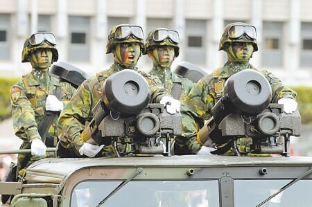 服義務役年資未來將可併計到勞工退休金。圖為陸軍標槍飛彈車。(本報資料照片)