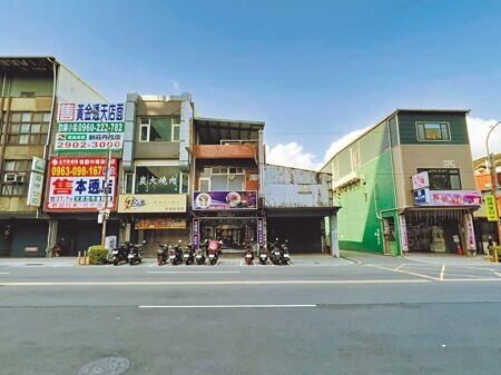 新北市府近期辦理樹林都市計畫公設通檢,將樹林秀泰影城對面的1.1萬坪精華地段,由高中用地解編為住宅區,未來將可提升周邊住宅景觀。(蔡雯如攝)