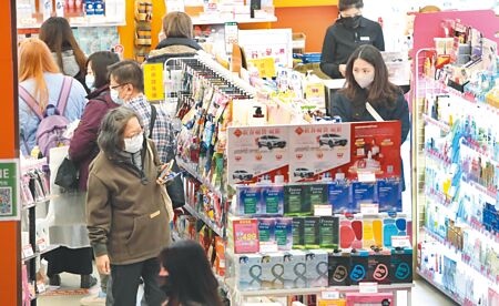 台灣經濟發展研究中心調查111年12月消費者信心指數（CCI）總指數為59.12點，與上個月比較下降0.88點，創下逾13年新低水準。（鄭任南攝）