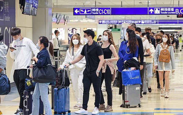 指揮中心發言人莊人祥表示,目前仍維持現有入境措施,持續在機場提供快篩給各國入境人員,快篩陽性則進行「5+N」隔離措施。圖/聯合報系資料照片