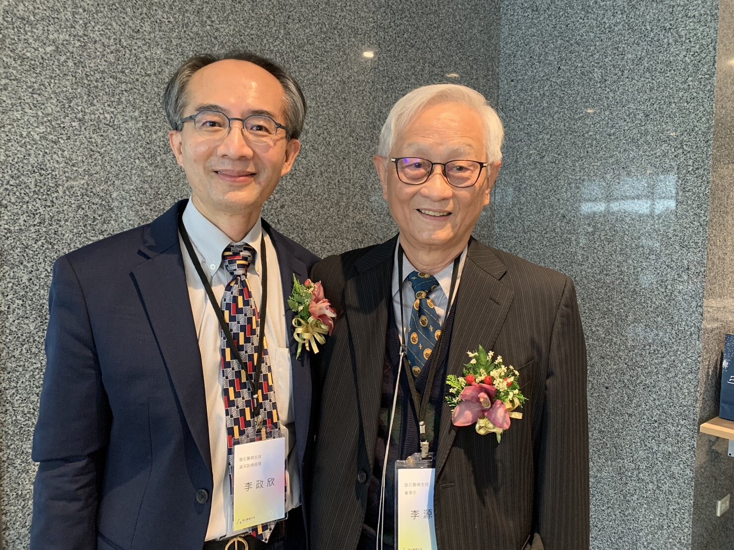 磐石醫藥生技董事長李源德(右)與資深副總經理李政欣。記者謝柏宏/攝影