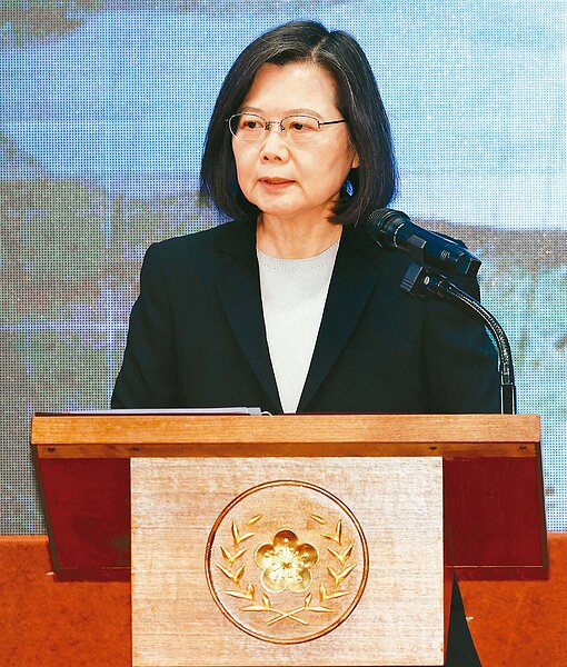 蔡總統召開記者會,對於「還稅於民」議題,強調錢要花在刀口上。記者杜建重/攝影