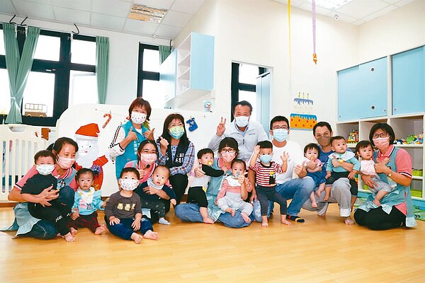 嘉義縣長翁章梁(右八)連任後宣布提高生第2胎以上的生育津貼。圖為大林鎮公共托育家園開幕時情形。圖/嘉義縣政府提供