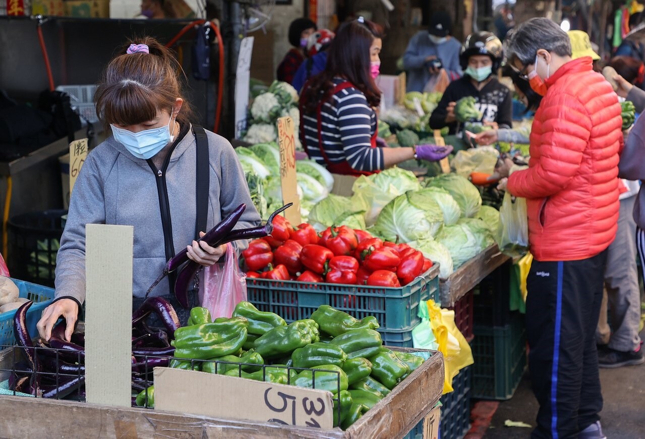 中央大學台灣經濟發展研究中心今天公布12月消費者信心指數(CCI)為59.12點，較上月下降0.88點，指數跌破60低點，創13年3個月新低。本報資料照