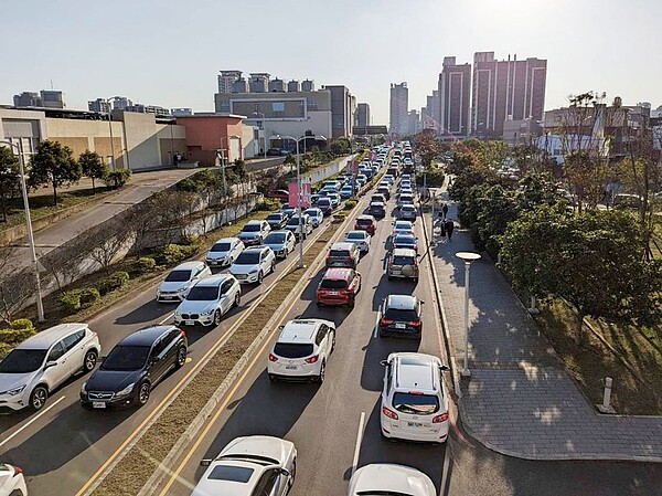 五月天桃園棒球場耶誕開唱，青埔大塞車引起民怨，警方規畫跨年晚會停車交管路線出爐。圖／取自臉書「我是青埔人」社群