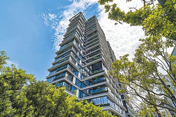 潤泰新指標建築美學代表作「潤泰敦峰」，在實價登錄最高單價近240萬元。（業者提供）