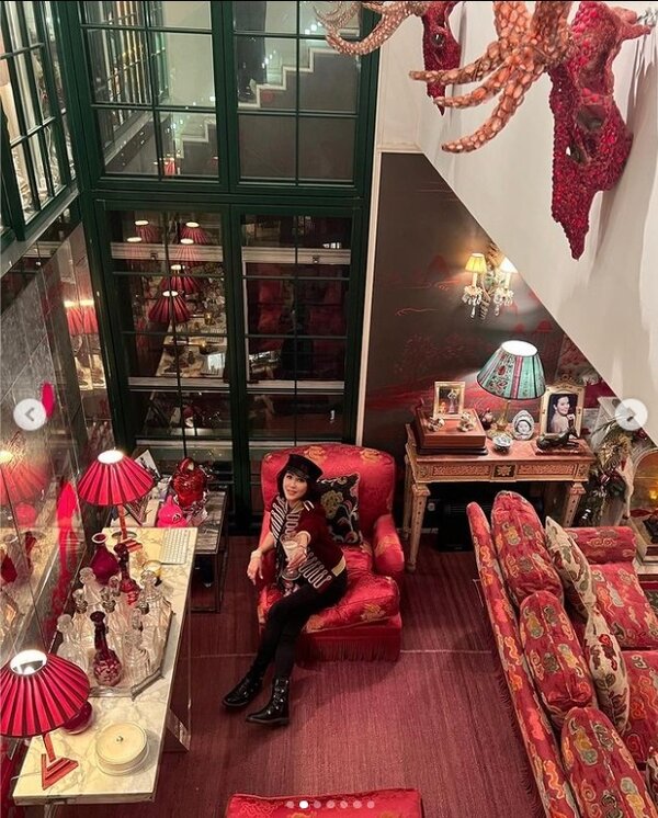 劉嘉玲一身勁裝坐在寬廣的私人招待豪宅「梅苑」。圖／截自instagam@carinalau1208
