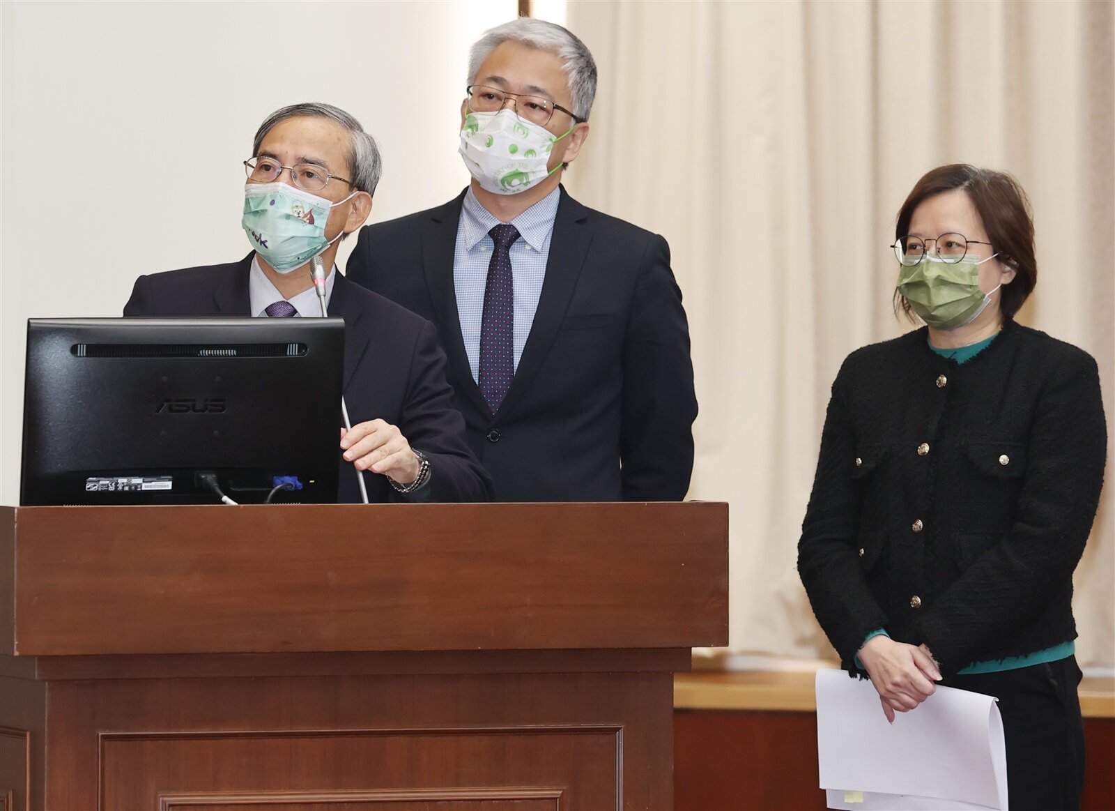 立法院財政委員會上午邀請財政部代理部長阮清華(左)、衛福部次長李麗芬(右)、內政部次長吳堂安(中)就「政府實施房地合一稅政策成效及稅收分配運用效益」進行專題報告。記者曾學仁/攝影