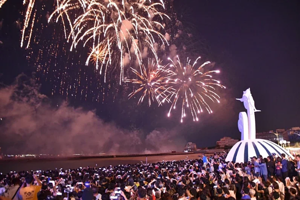 澎湖國際花火節將訂於明年4月20日至6月29日的每周一、周四登場。圖／澎湖縣政府提供