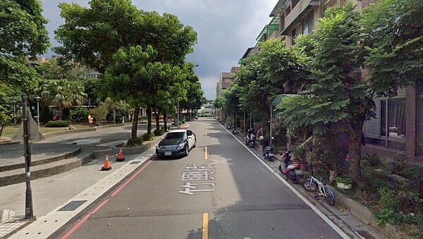 桃園市八德某社區民眾因住家門前道路畫白線,將車停放在門口,未料遭人檢舉妨害通行及未緊靠道路右側臨停,有10戶被開14張罰單,引發不滿。圖/翻攝自google地圖