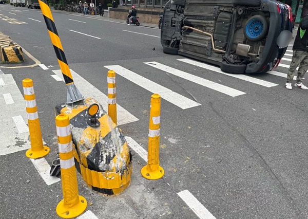 新北市板橋江子翠捷運站前的十字路口10月加裝行人防撞島，不料不到2個月就接連發生5起車禍，車輛多翻覆或卡在防撞島上。圖／新北海山分局提供