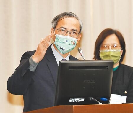 針對還稅於民的議題,財政部代理部長阮清華(見圖)28日在立法院財政委員會會前受訪表示,蘇院長已要各部會研提,蔡總統也將召開國安會議,對於相關問題會有充分討論,可行方案確定後,會與各界報告。(劉宗龍攝)