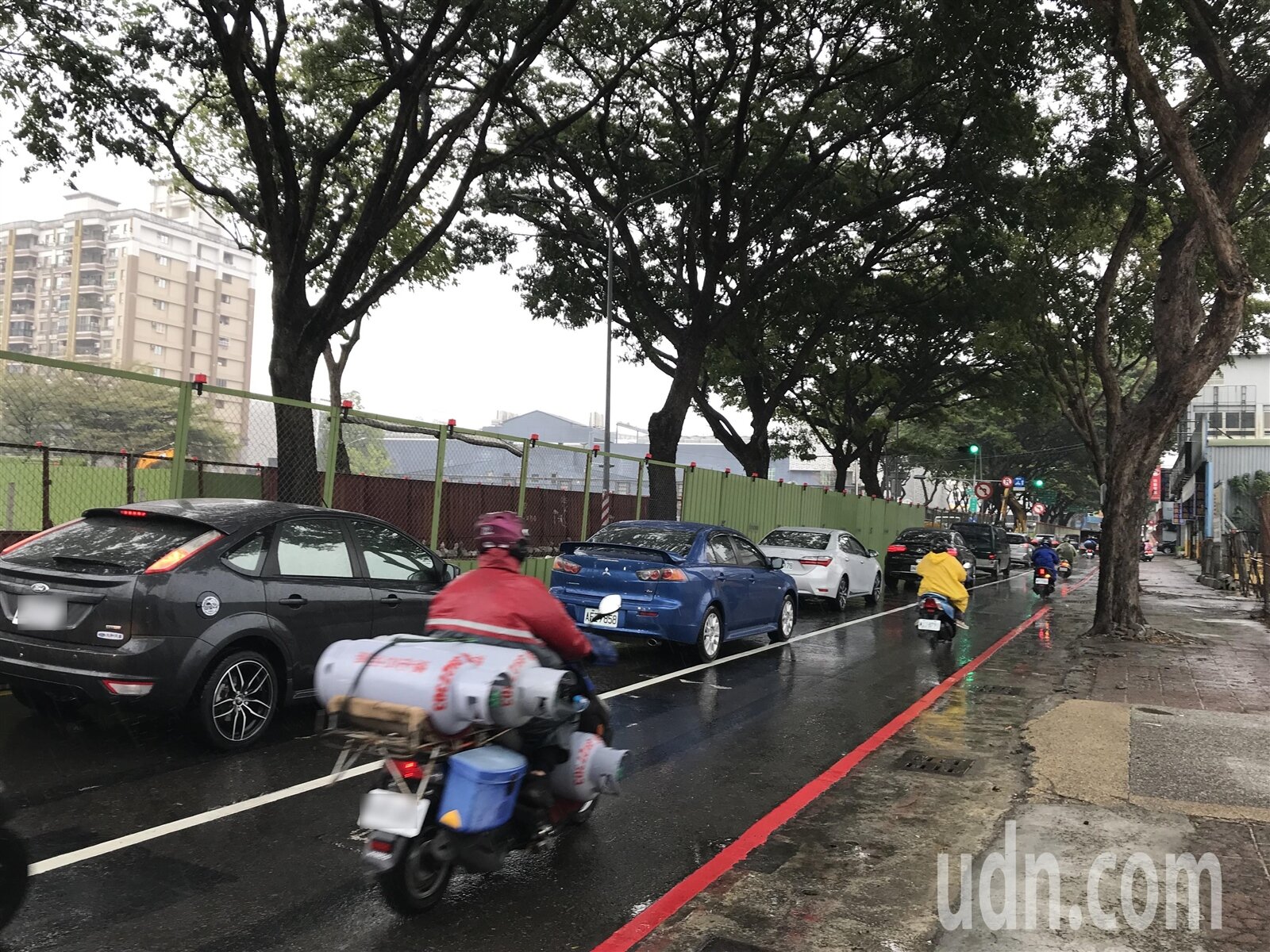 機車是高雄市民主要的交通工具，高市的大型車登記數也是全國最多，圖為大順路輕軌施工路段，單車要跟機車搶道。記者徐白櫻／攝影 