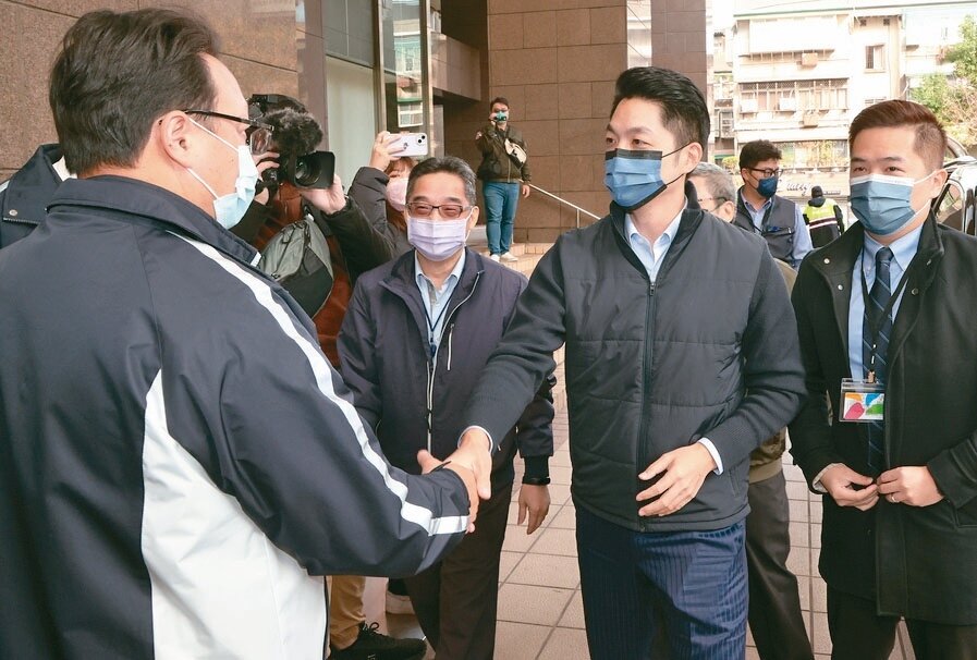 北市長蔣萬安(右二)昨天視察台北捷運局,針對跨年人潮疏運,要求做好準備。記者潘俊宏/攝影