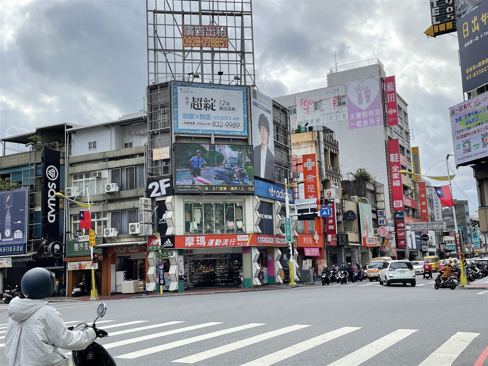 花蓮中山路、中正路口的摩瑪運動流行鞋店，以每坪138萬6000元，再度蟬連地王。記者王燕華／攝影 