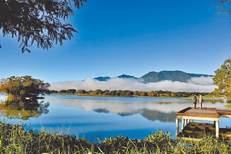 
台東自然慢活的氛圍，是元旦連假國人旅遊的首選，圖為池上鄉大坡池的湖光山色。（莊哲權攝）
