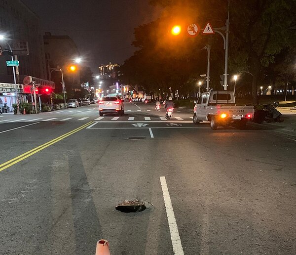 高雄市前鎮區復興三路路面出現坑洞，直徑約有30公分。記者林保光／翻攝
