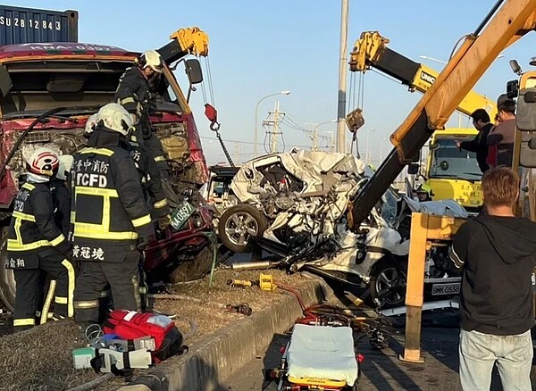 台中市清水區臨港路前天發生8車連環撞，釀1死3傷，一輛轎車被撞成廢鐵。圖／民眾提供
