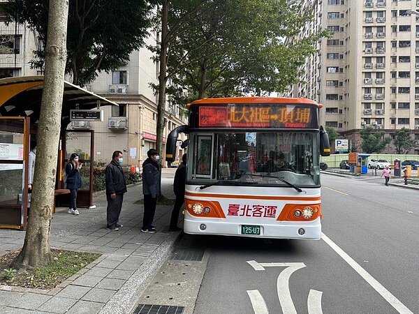 為進一步增加晨間前往捷運站的公車運能,新北市政府輔導臺北客運,自2023年1月3日試辦闢駛「北大社區-捷運頂埔站」直達車。圖/臺北客運提供