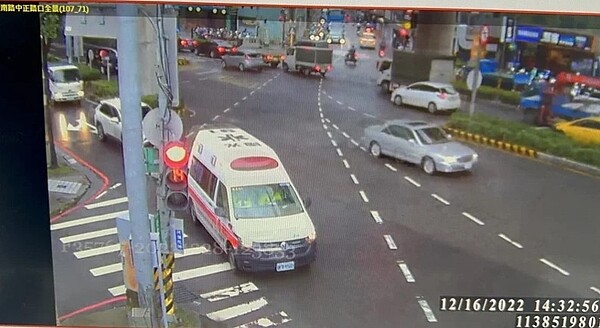警方調閱監視器畫面,確認當時有救護車經過,將主動發文撤銷罰單。記者翁至成/翻攝