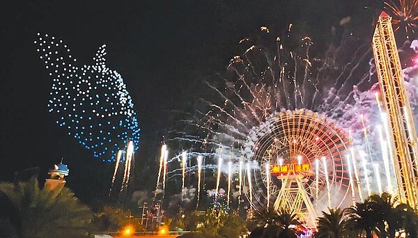 劍湖山世界400台無人機將升空構圖成為「戽斗星球兔兔」,伴隨摩天輪花漾渦輪煙火施放,圖為模擬動態圖。圖/劍湖山世界提供